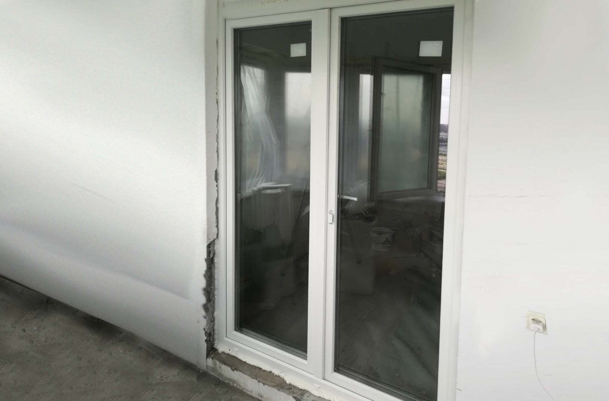 Входные пластиковые двери со стеклом в частный дом: цены в Барнауле